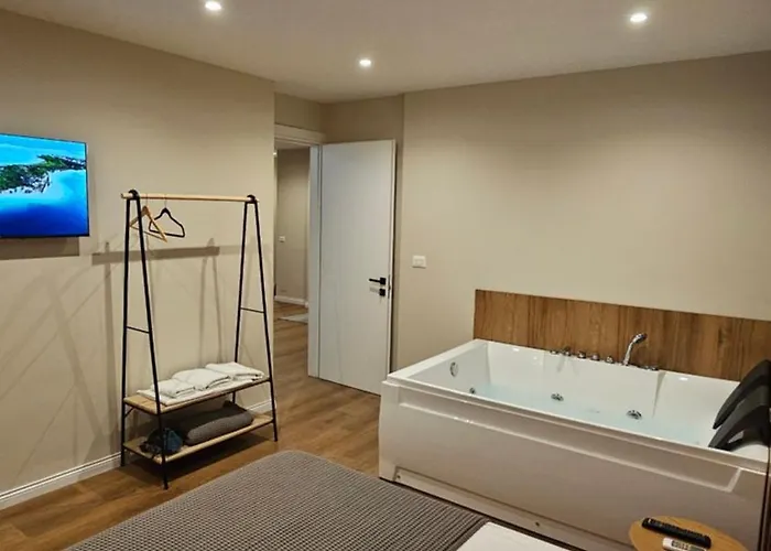 Jacuzzi Living Center 2 Τίρανα