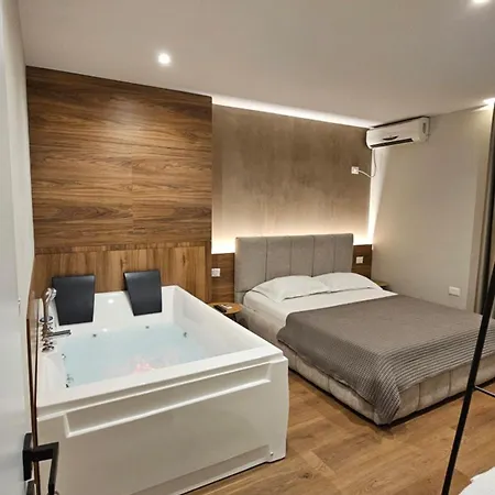 アパート Jacuzzi Living Center 2 ティラナ