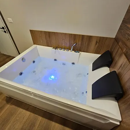 Jacuzzi Living Center 2 Apartament Tirana