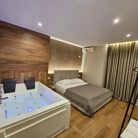 アパート Jacuzzi Living Center 2 ティラナ